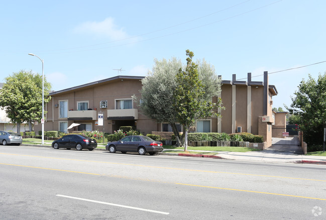 18631 Burbank Blvd - 18631 Burbank Blvd Apartments