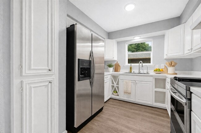 Photo - 5411 Castlecreek Ln