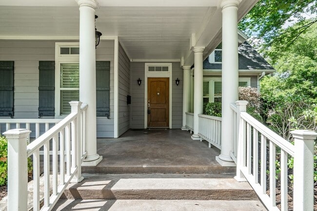 Photo - 119 College St