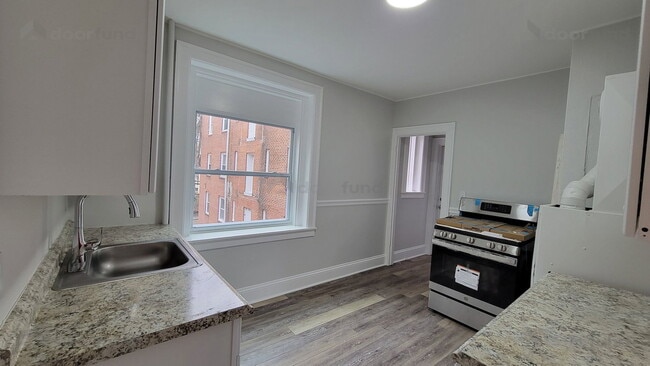 Building Photo - 1008 Main St Unit 3