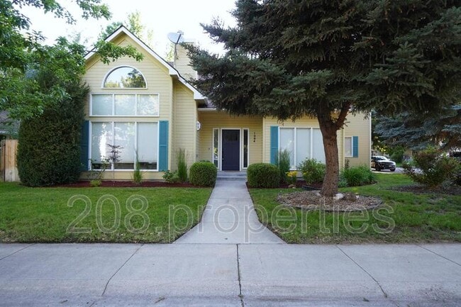 Building Photo - 1394 E Holly St Rental