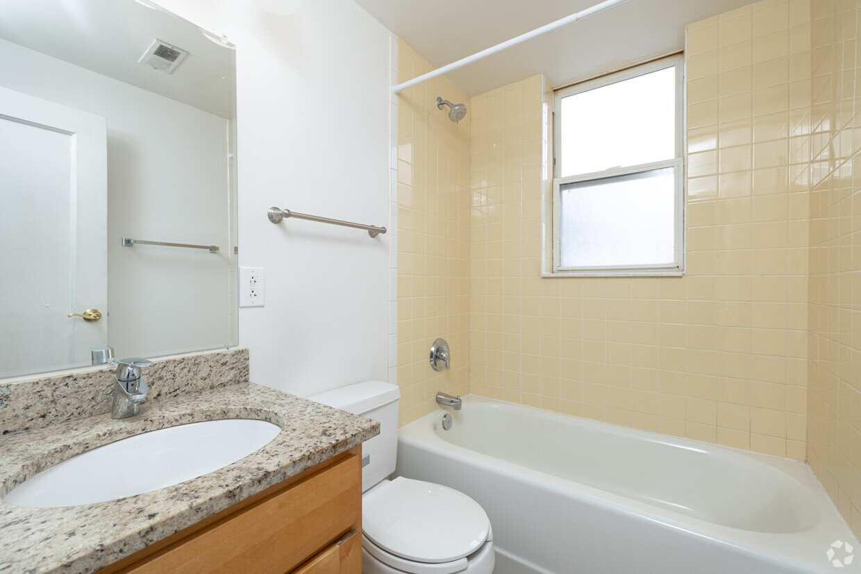 1 BR, 1 BA - 775 - 800 SF - Bathroom - 4616 Lindell Blvd. (Carleton Apt)