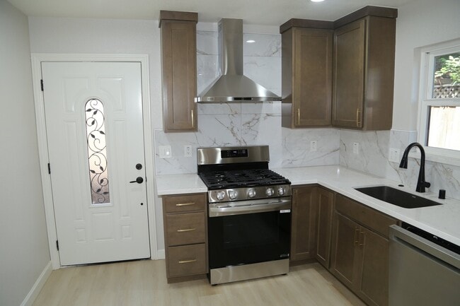 Photo - 281 Oak St