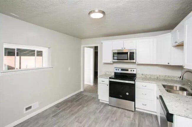 Building Photo - 12 E 400 N