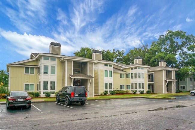 Building Photo - 1-bedroom, 1-bathroom Condo Mt Pleasant, near Ravenel Bridge!