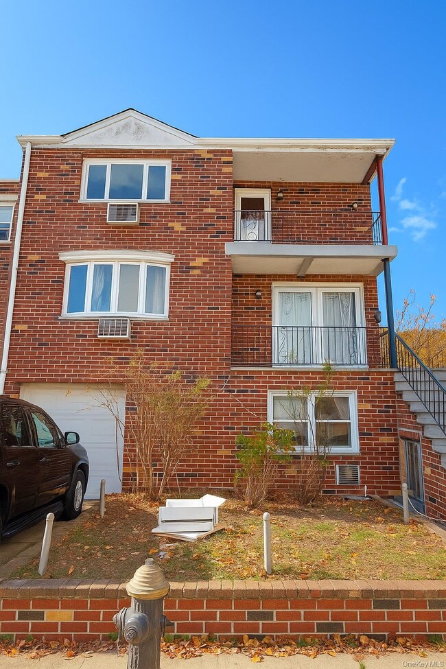 Building Photo - 2460 Batchelder St Unit 2