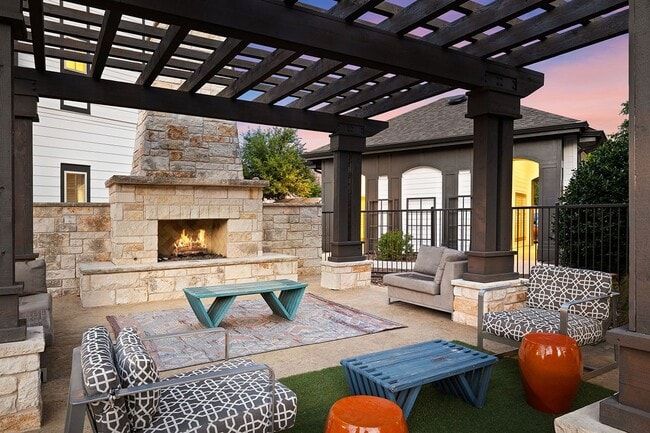 Salón con chimenea y asientos cómodos