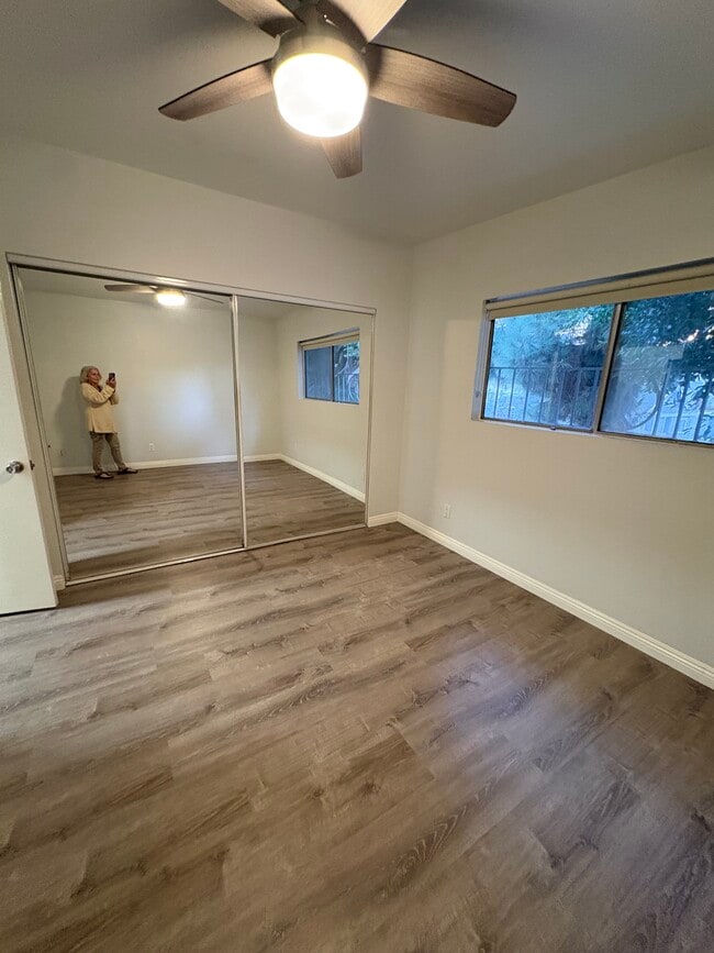 Dormitorio con amplio armario con espejo. - 3322 Helms Ave