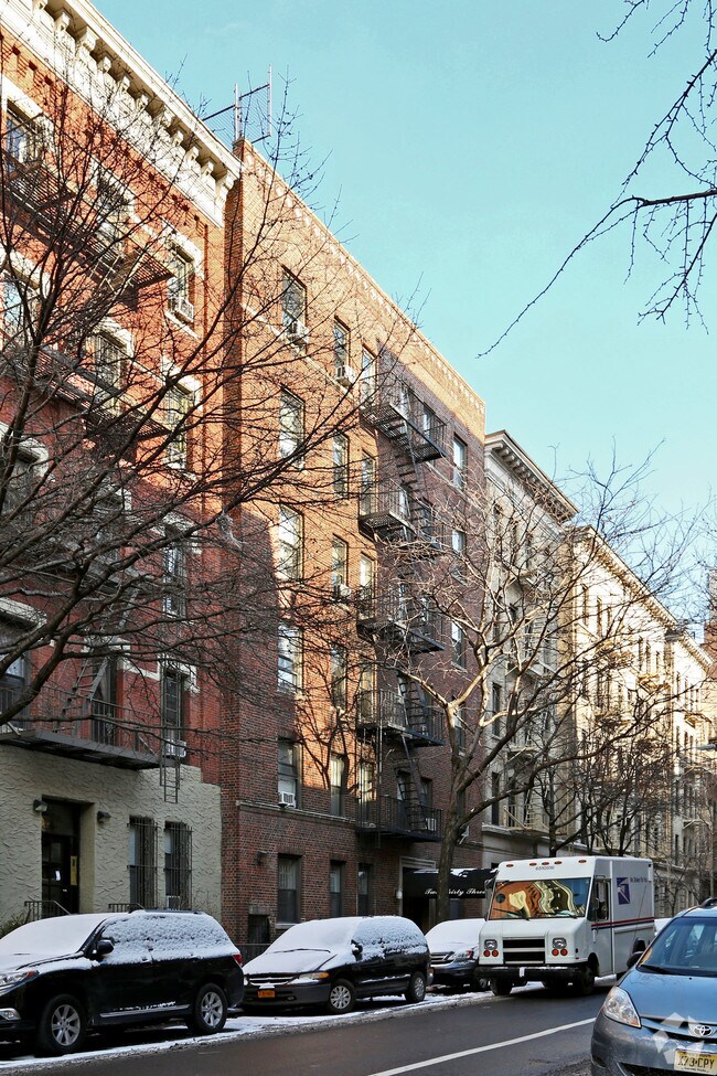 233 W 21st St - 233 W 21st St