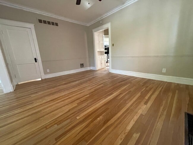 room with a walk-in closet on the left - 5909 S Kingshighway Blvd Unidad 5909