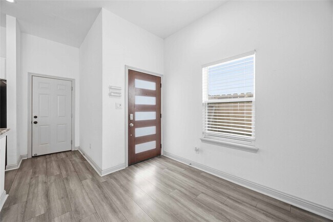 Photo - 4521 Clover St