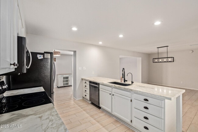 Photo - 627 W 16th St