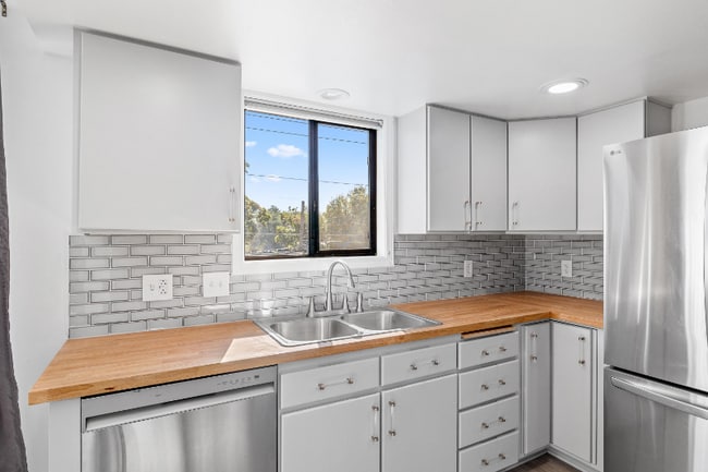 Photo - 355 Elm St N Unidad 6