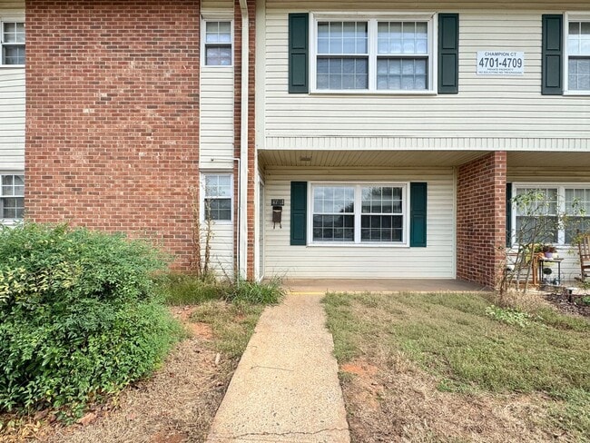 Building Photo - 3 Bedroom Townhome Close to Guilford College