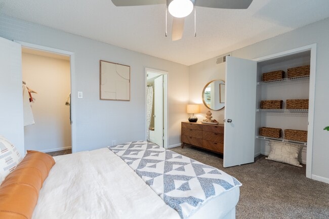 2BR, 2BA - 917SF