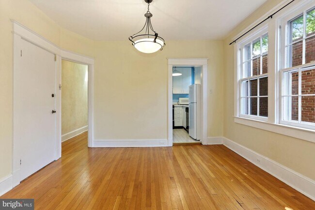 Photo - 2325 37th St NW Unidad 4 Rental