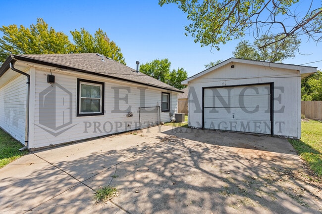 Photo - 1833 S St Clair St