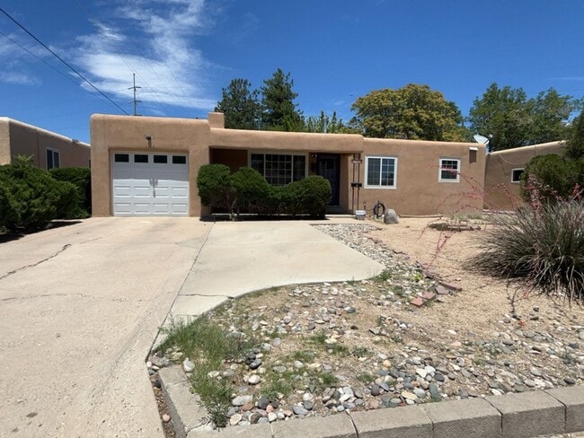 Building Photo - Beautiful Home Minutes from Uptown Albuquerque!