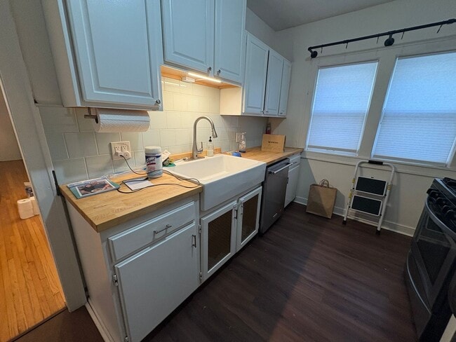 Building Photo - 1067 St Clair Ave Unit 1