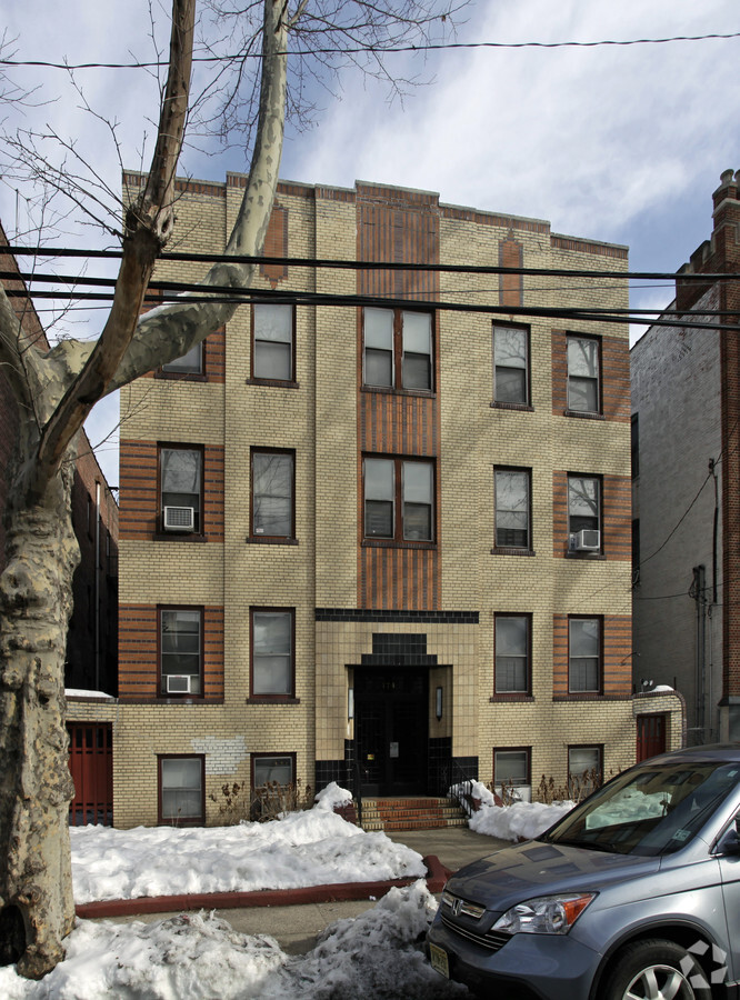 Photo - 174 Jewett Ave Apartments