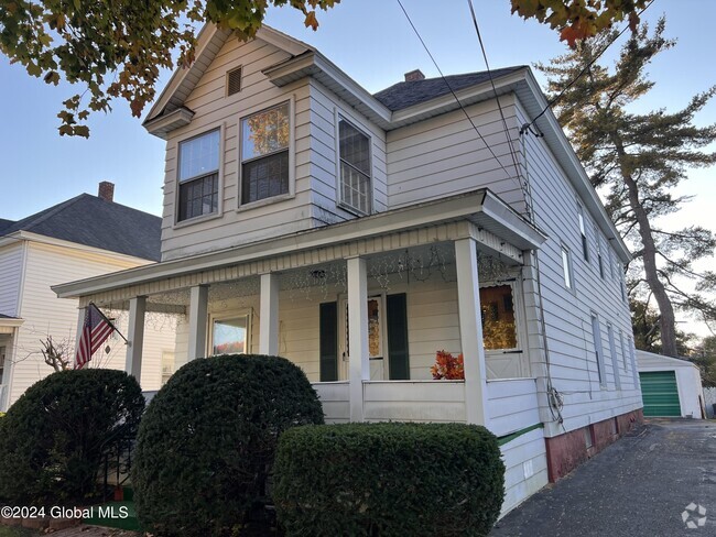 Building Photo - 137 Kingsboro Ave Unit 2nd Floor Rental