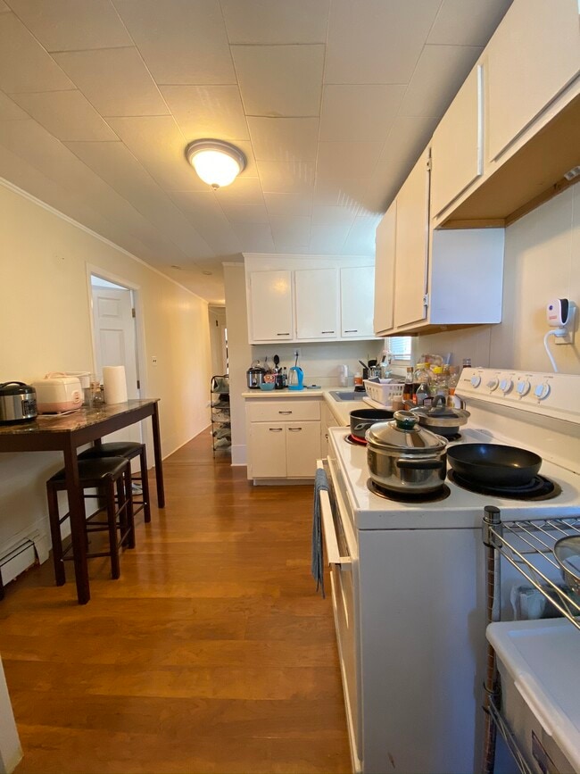 Building Photo - 49 Boylston St Unit 3