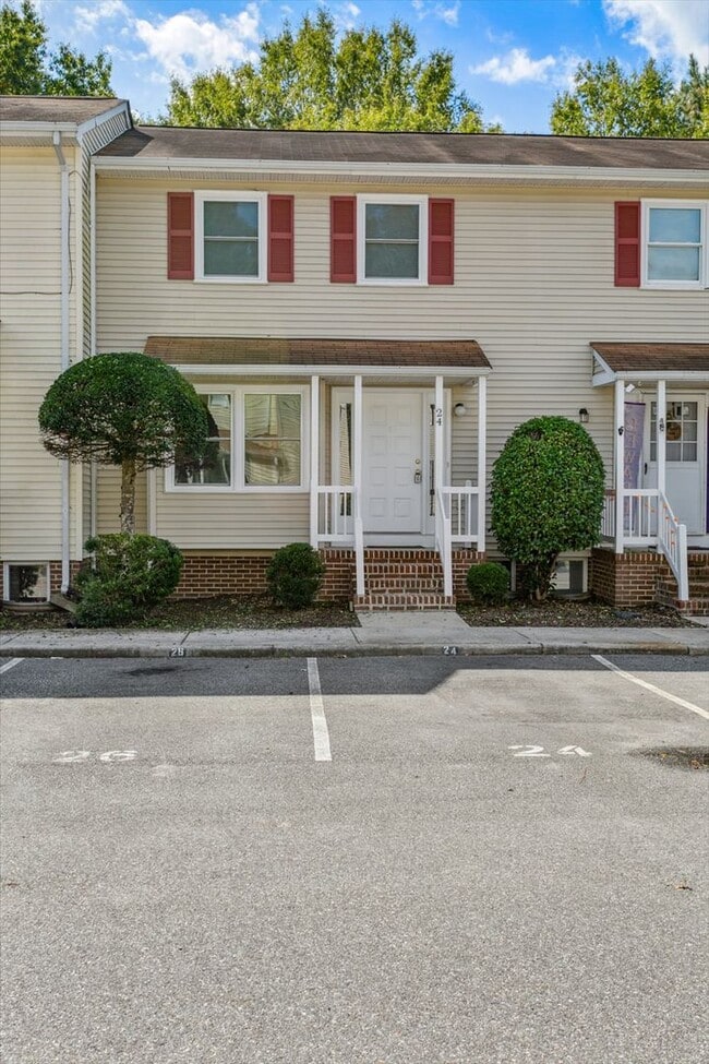 Building Photo - Bright 2 Bedroom Townhome in Williamsburg VA with Finished Lower Level & Private Balcony