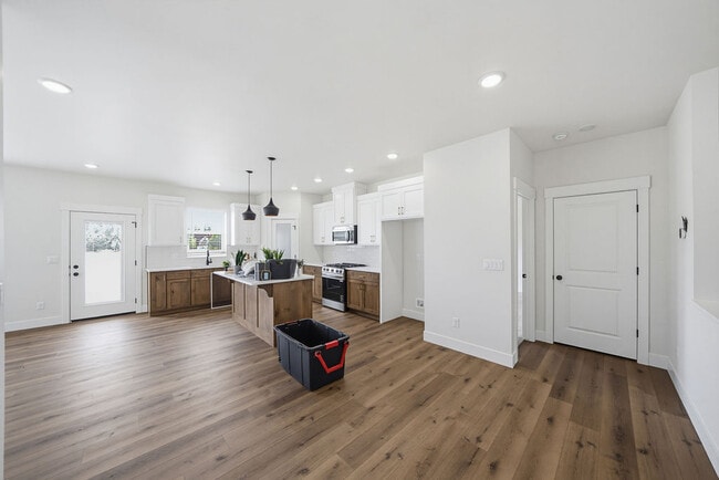 Photo - 435 E River Rd
