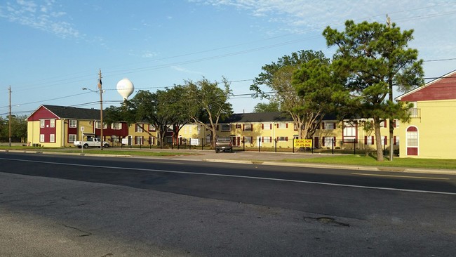 Delta Court Apartments - Delta Court Apartments