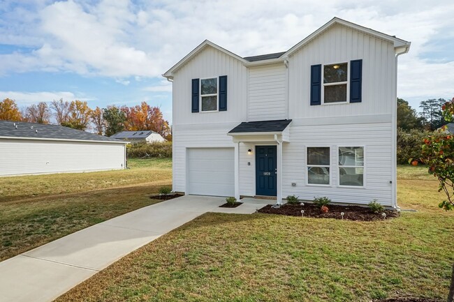 Photo - Beautiful Three Bedroom Home!