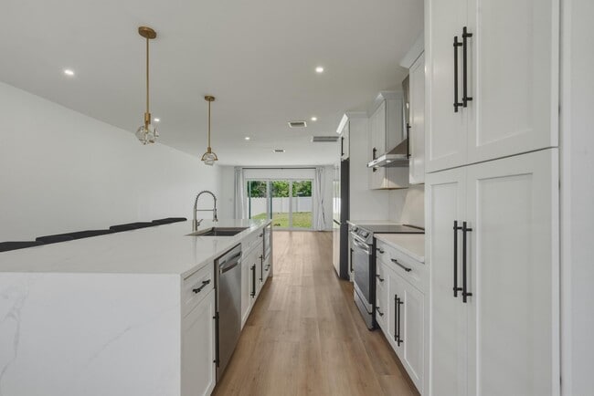 Photo - 461 SW 1st St