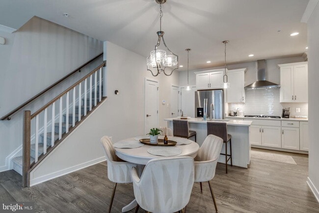 MOVE-IN READY TOWNHOUSE-STYLE CONDO IN ASHBURN