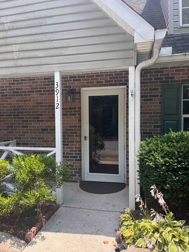 Building Photo - Knoxville 37918 - 2 bedroom, 2 bath townhome - Contact Susan Niedergeses (865)300-4722