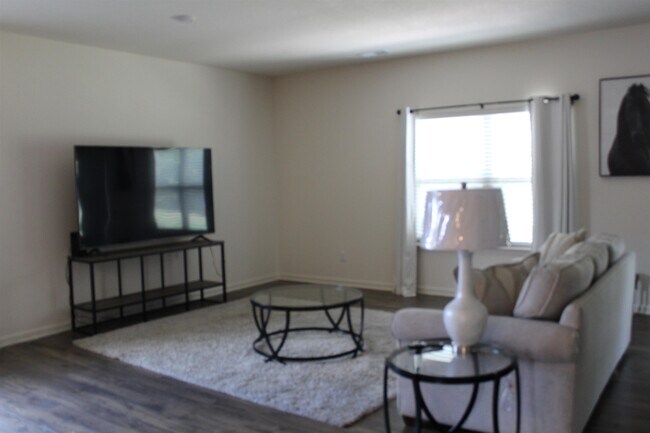 Photo - 210 Meadowland Ln