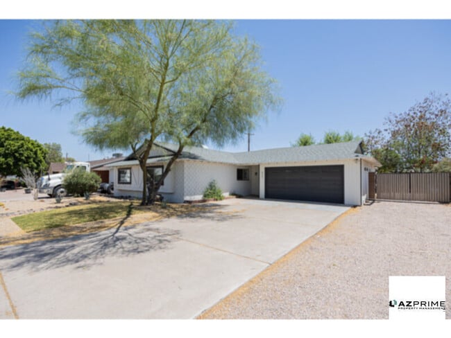 Building Photo - Stunning 3/2 Scottsdale House with Pool, Den, and Bonus Studio!
