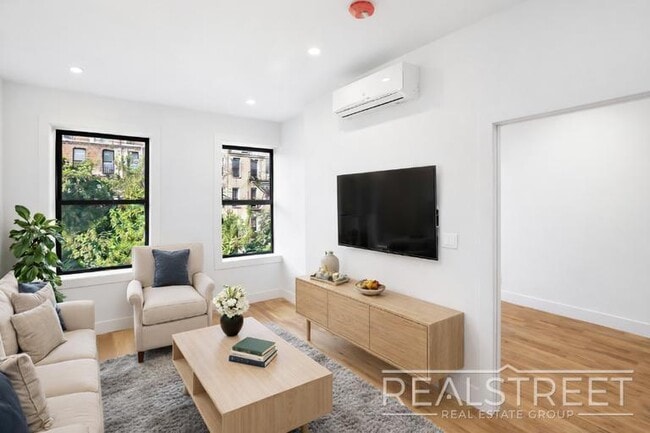 Building Photo - Stunning New 1 BED in North Crown Heights Brownstone
