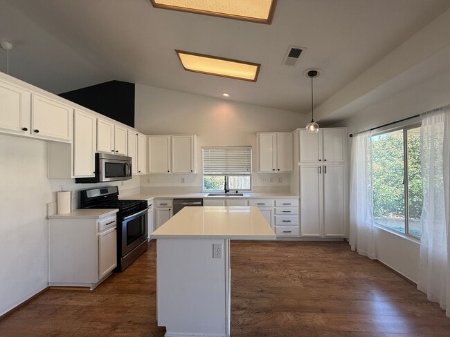 Photo - Quartz Hill 4 Bedroom 2 Bath!