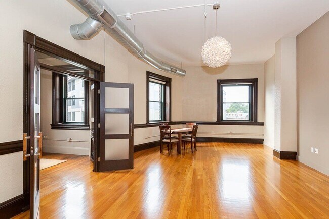 "Chic 1-Bed Condo in Vibrant Lynn: Modern ... - "Chic 1-Bed Condo in Vibrant Lynn: Modern ... Unit 301