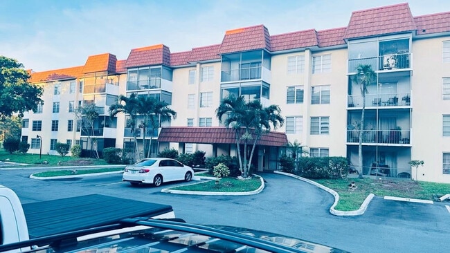 Building Photo - 4170 Inverrary Dr Unit 105