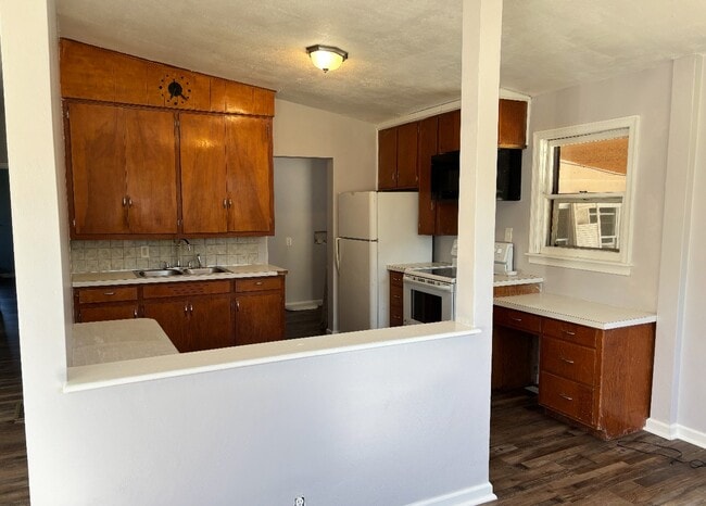 Photo - 852 Deborah St