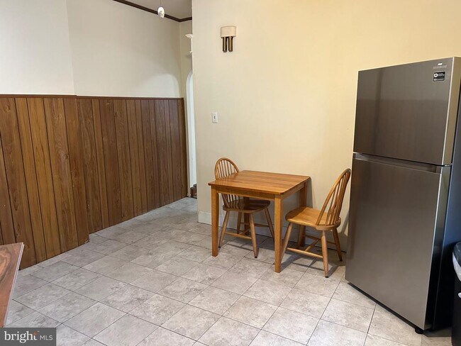 Photo - 1049 Genesee St