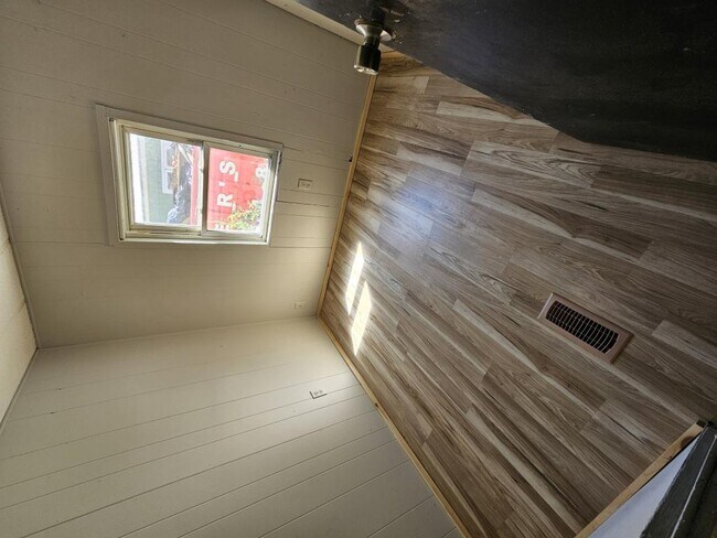 12 Ellis St