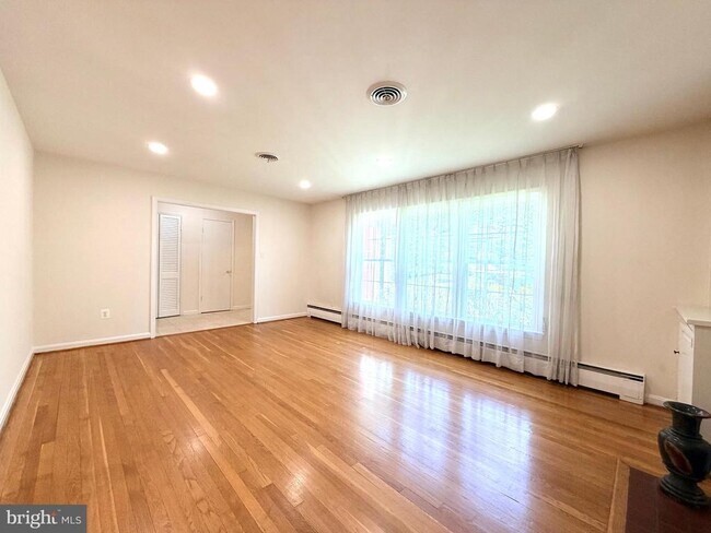 Photo - 7529 Cayuga Ave