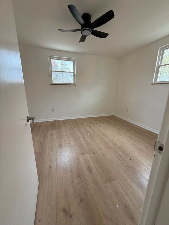 Photo - 17927 Lakeshore Boulevard