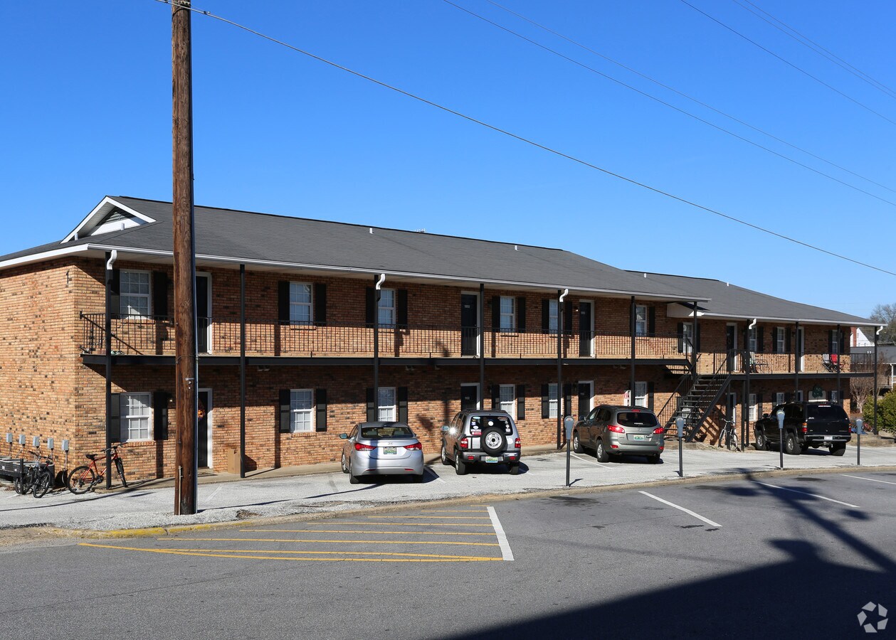 Elm Court Apartments - Elm Court Apartments