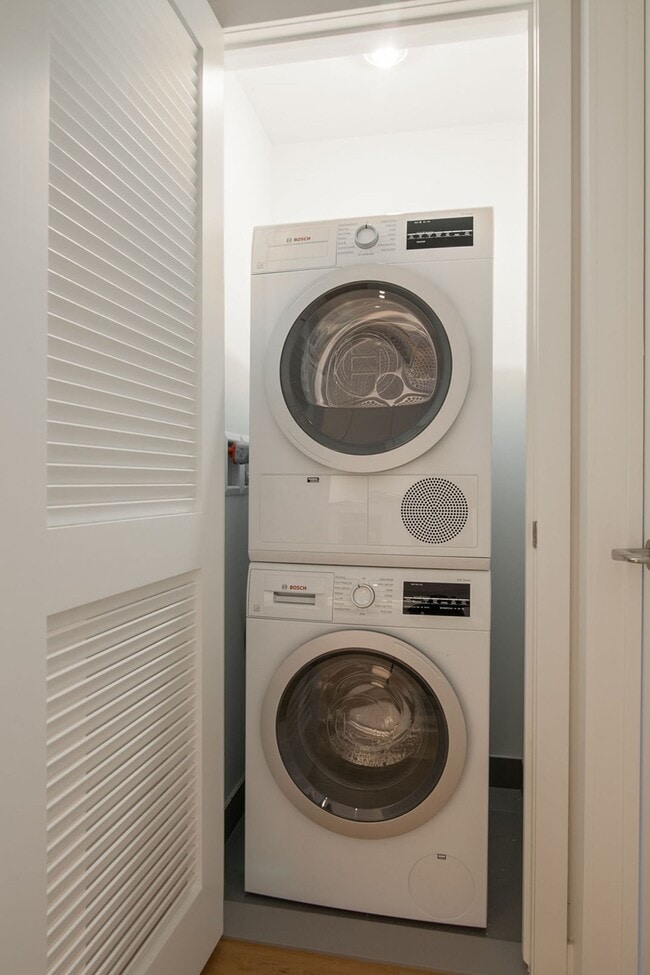 Photo - 4590 Chemin Queen Mary Unit 404