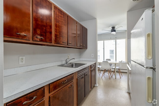 2 habitaciones, 1 baño - 800 pies cuadrados - Cocina - Across From UofM Campus - 1313 S State St