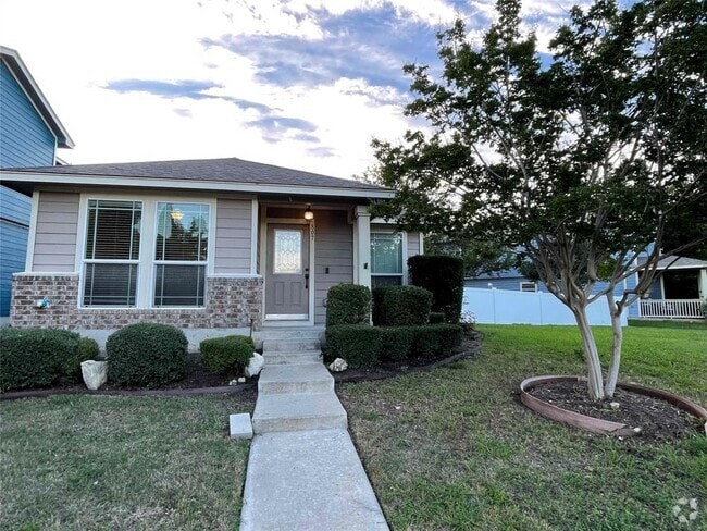 Building Photo - 807 Alamo Plaza Dr Rental