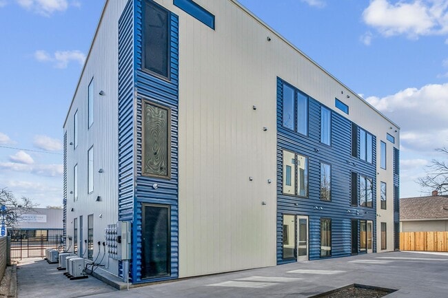 Photo - MOVE IN SPECIAL: MOVE IN BY APRIL 1, GET $1000 credit towards rent and/or monthly fees! Unit 206