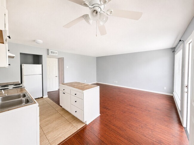 Photo - 4624 Bell St Unit 7